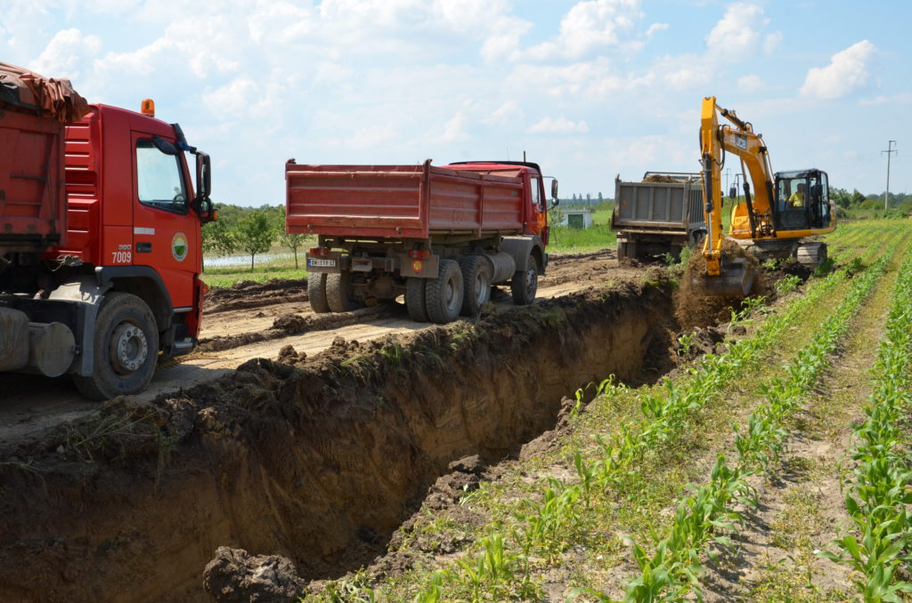 Ископ земље за подизање насипа у Босуту, 20.05.2014.